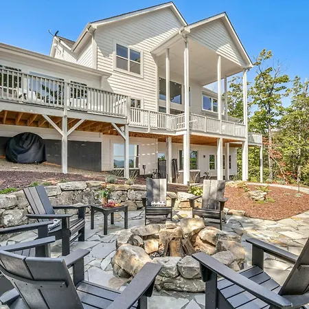 Luxe Black Mountain Manor On 15 Acres!